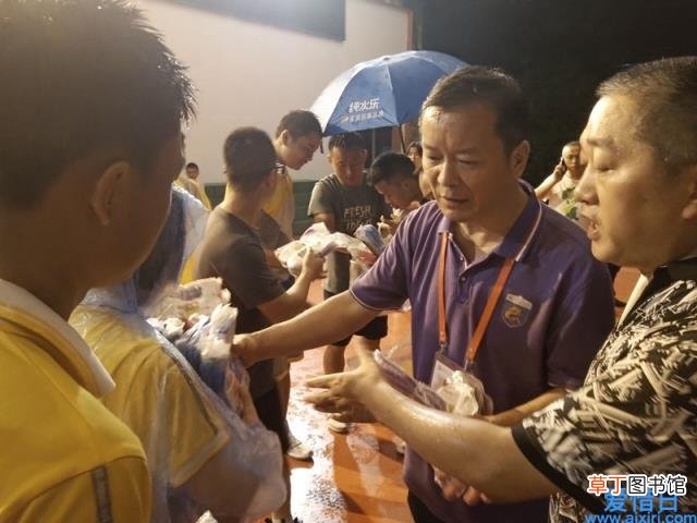 目前该学校没有人员伤亡 泸县当地中学学生操场紧急避险