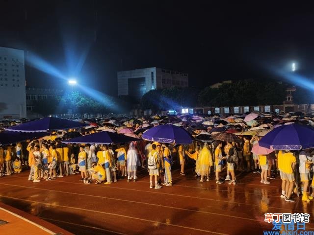 目前该学校没有人员伤亡 泸县当地中学学生操场紧急避险