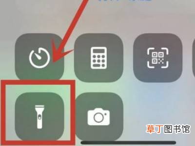 苹果13的手电筒在哪里