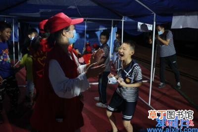 青青儿童乐园正式开张 泸县地震安置点建起儿童乐园