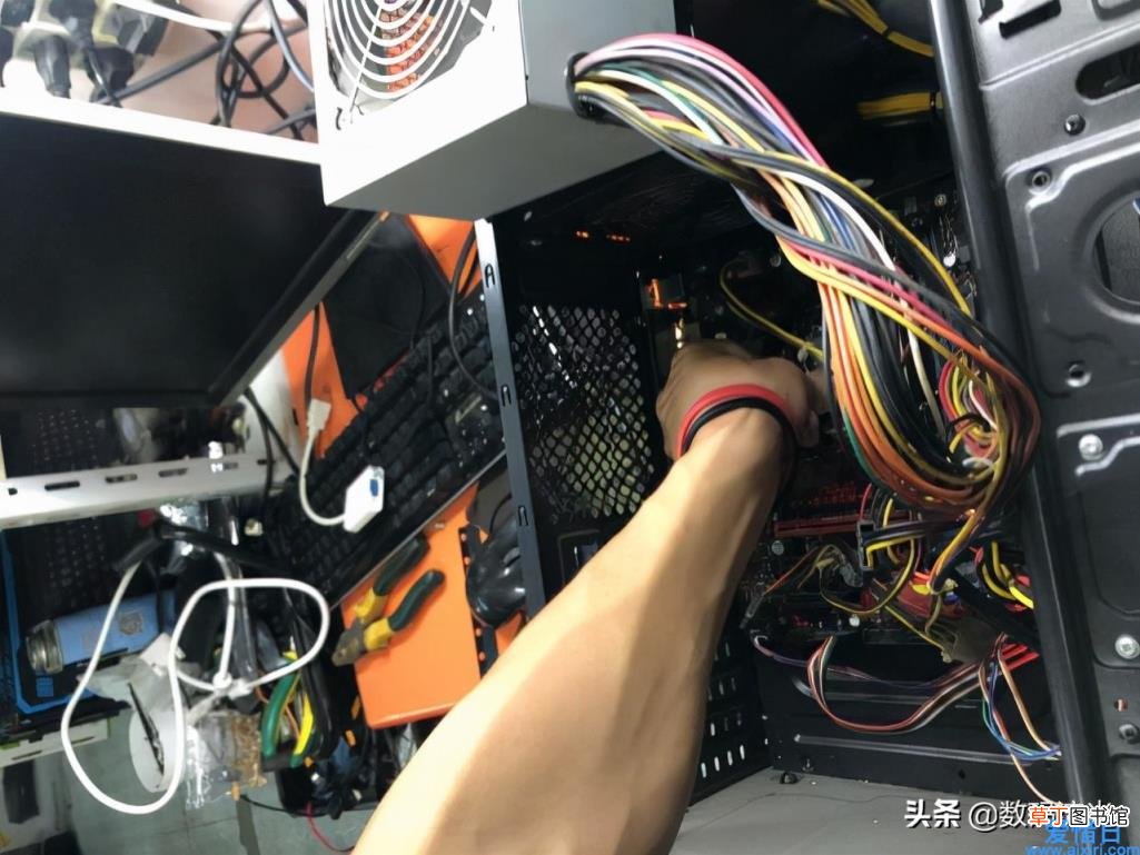 电脑开机无信号的解决方法 电脑蓝屏显示无信号