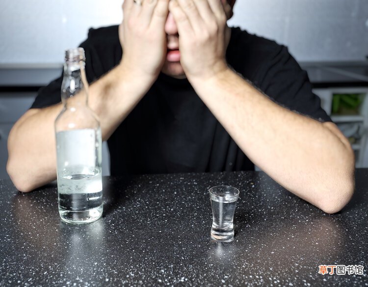 过度饮酒的人更“短命”，医生：1个公式算算，不超过还算安全