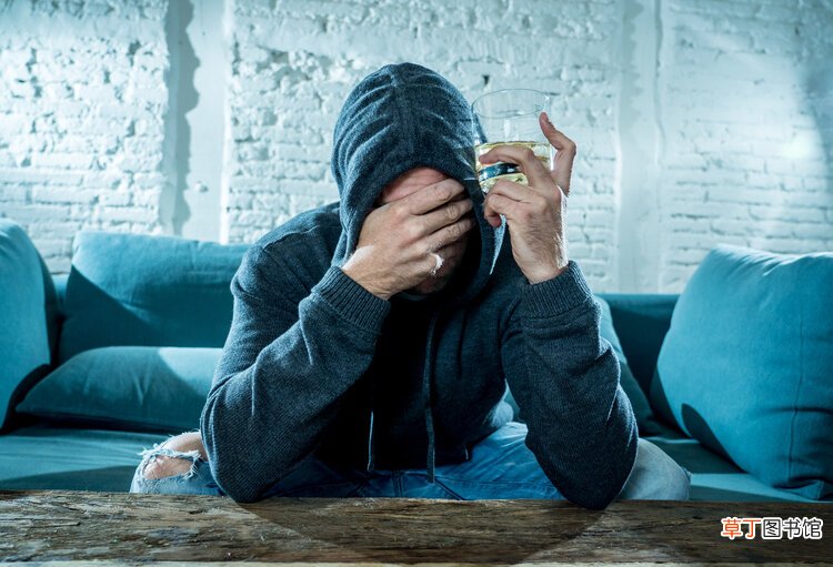 医生苦劝：这4种人不适合喝酒，碰上一口，都是在“玩命”！
