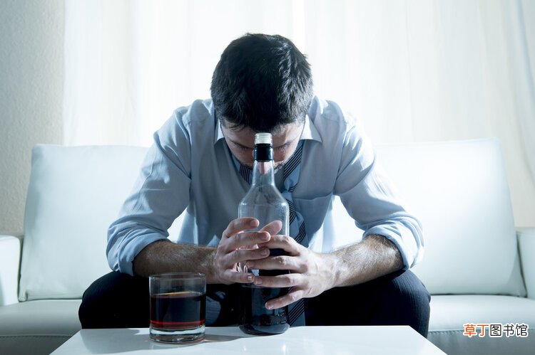 医生苦劝：这4种人不适合喝酒，碰上一口，都是在“玩命”！