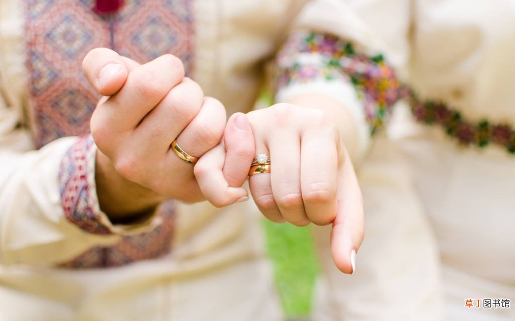 为什么婚戒要戴在无名指上 结婚戒指为什么要戴在无名指上？