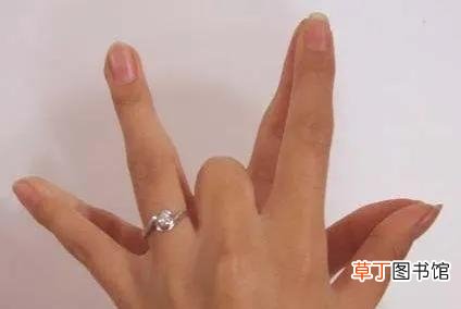 为什么婚戒要戴在无名指上 结婚戒指为什么要戴在无名指上？