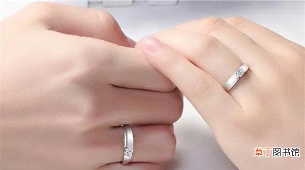为什么婚戒要戴在无名指上 结婚戒指为什么要戴在无名指上？