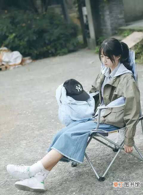 军绿色上衣配什么颜色裤子好看