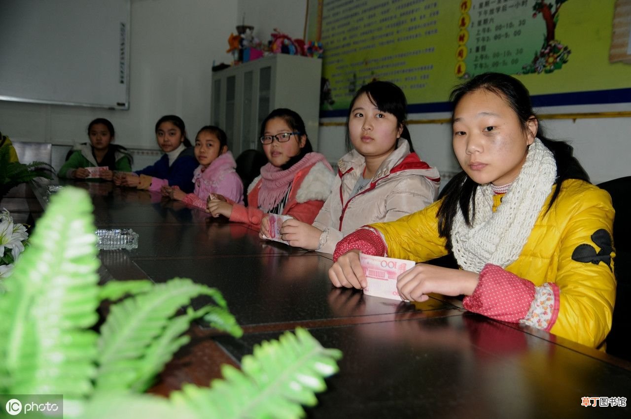 申请助学金的申请书，2篇助学金申请书范本