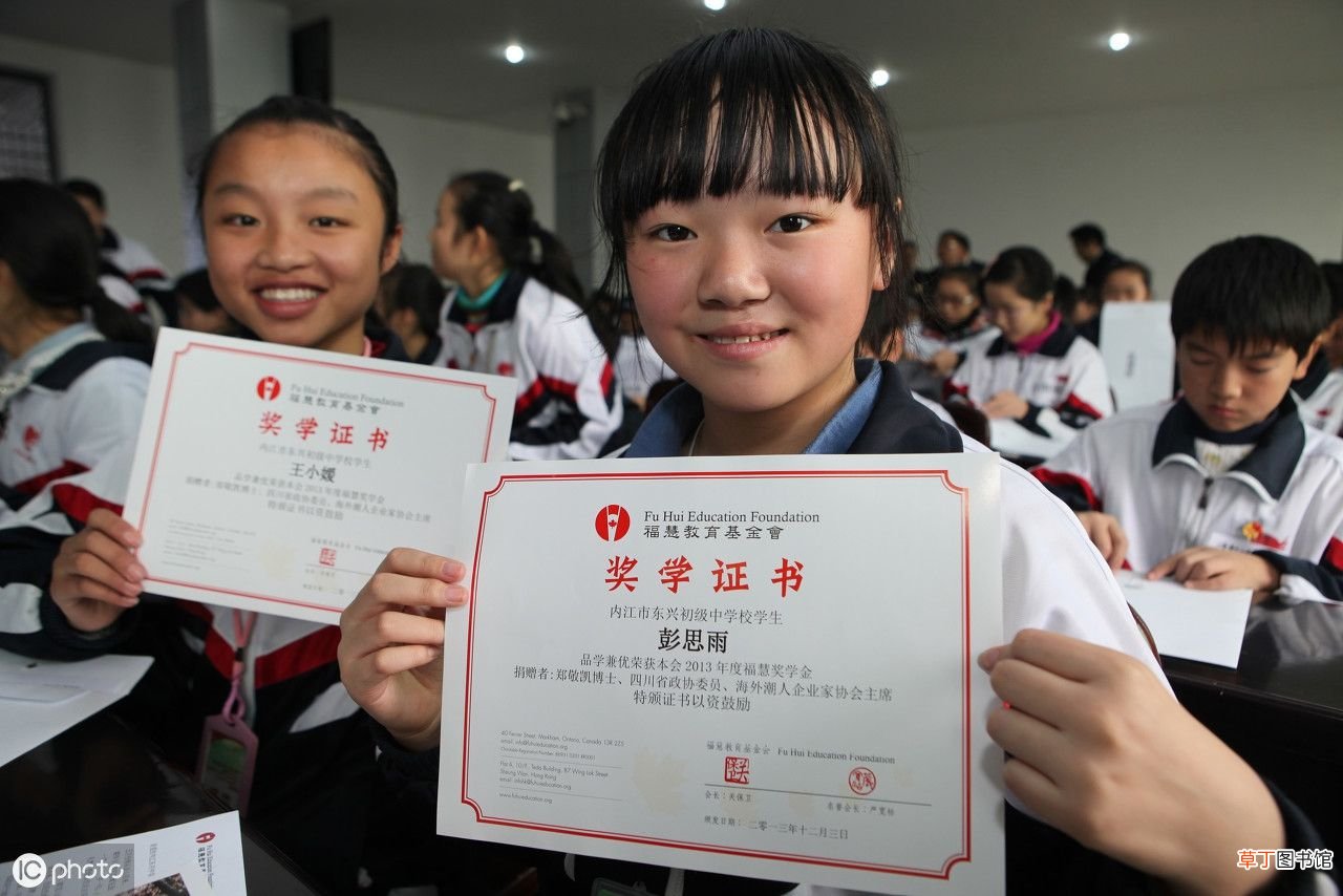 申请助学金的申请书，2篇助学金申请书范本