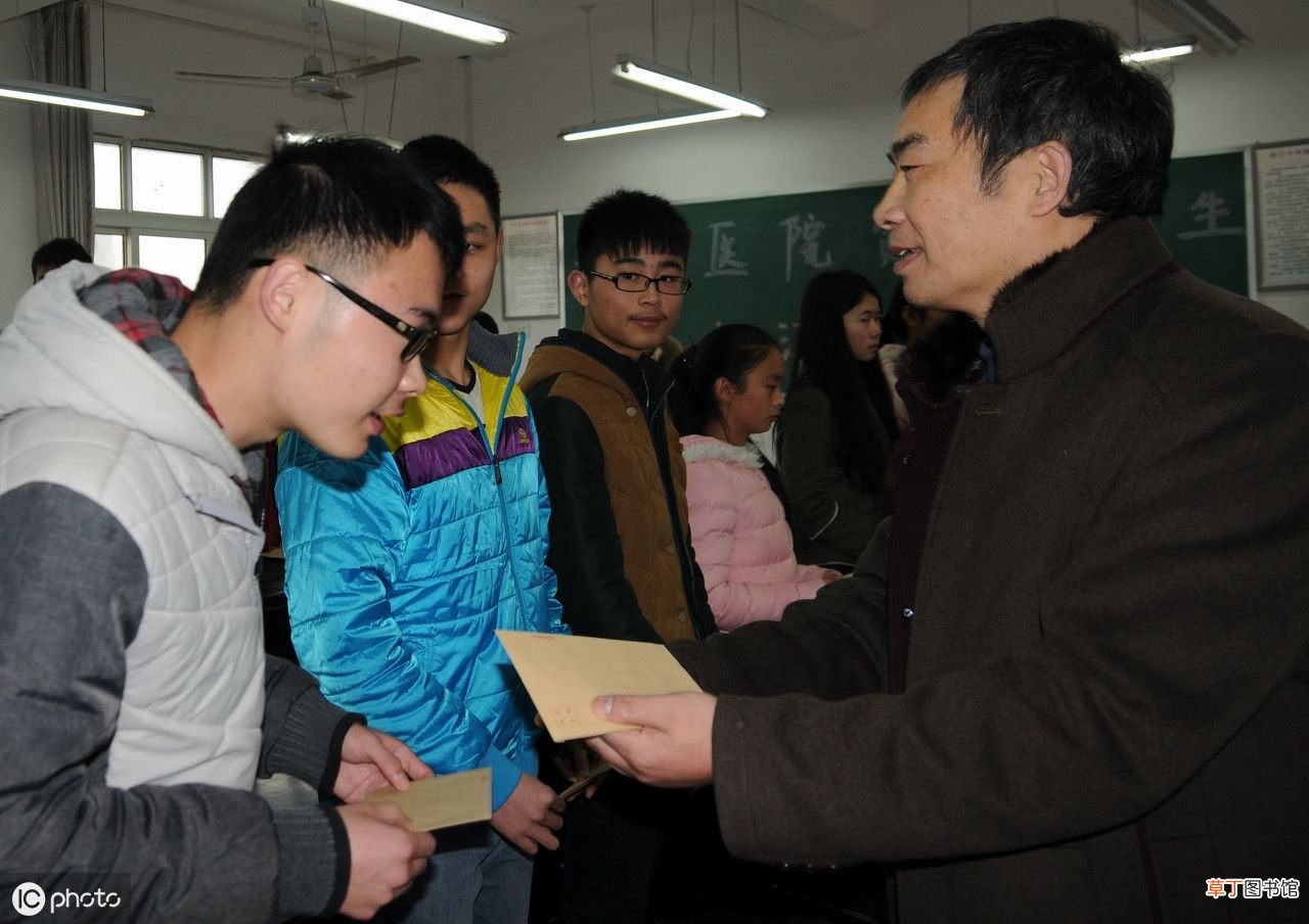 申请助学金的申请书，2篇助学金申请书范本
