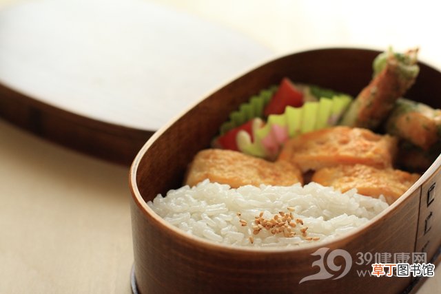 夏季带饭一族小心中毒 这几种食物千万不能放入饭盒！
