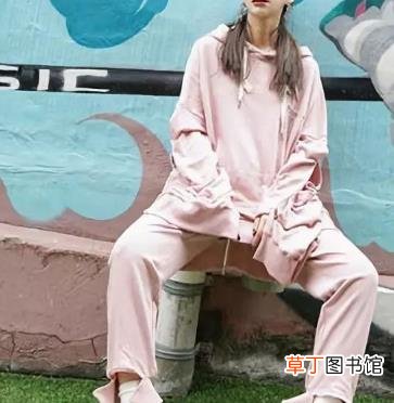 粉色卫衣配什么裤子 如同糖果般甜美俏皮