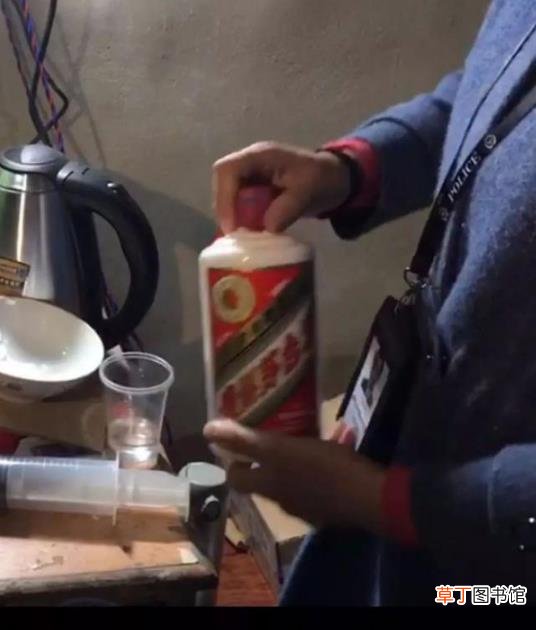 假酒！真瓶装假茅台骗术 嫌疑人借豪车卖货