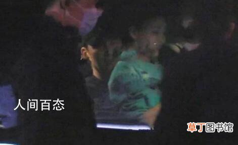 对方是邻居 你怎么看于晓光与女子亲密搂抱