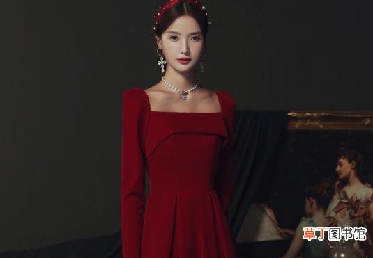 红色礼服配什么样的首饰好看 红色礼服配什么颜色鞋子好看
