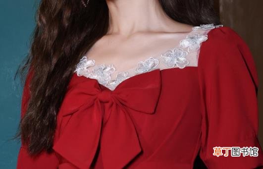 红色礼服配什么样的首饰好看 红色礼服配什么颜色鞋子好看