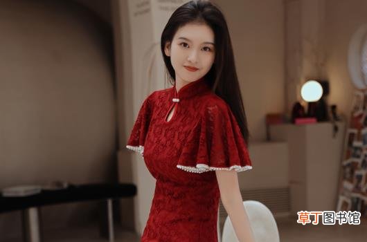 红色礼服配什么样的首饰好看 红色礼服配什么颜色鞋子好看