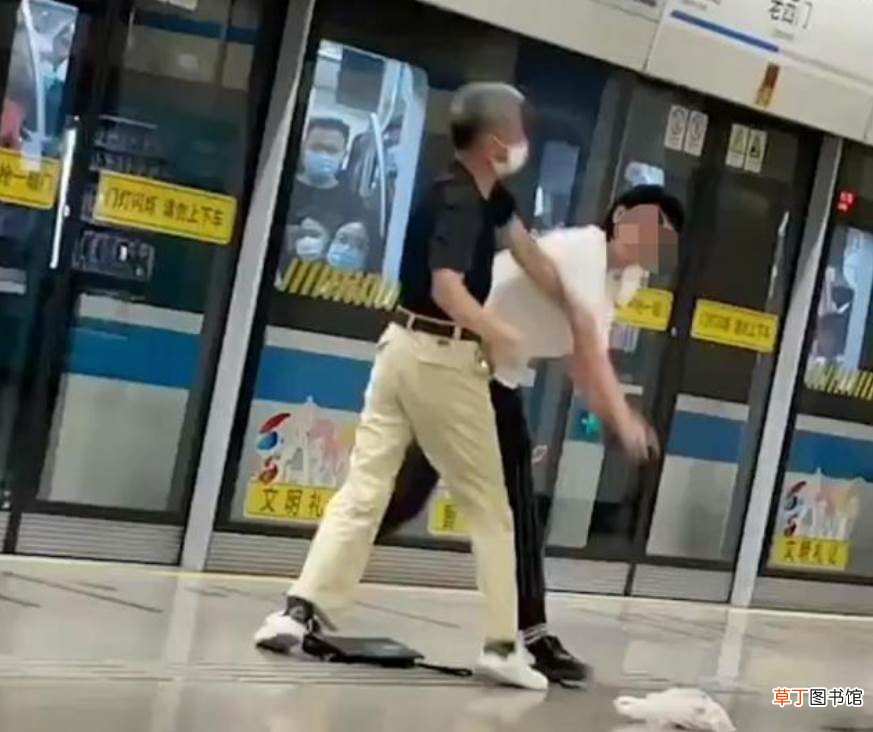 小伙被打连连败退 上海一白发老汉地铁殴打年轻小伙