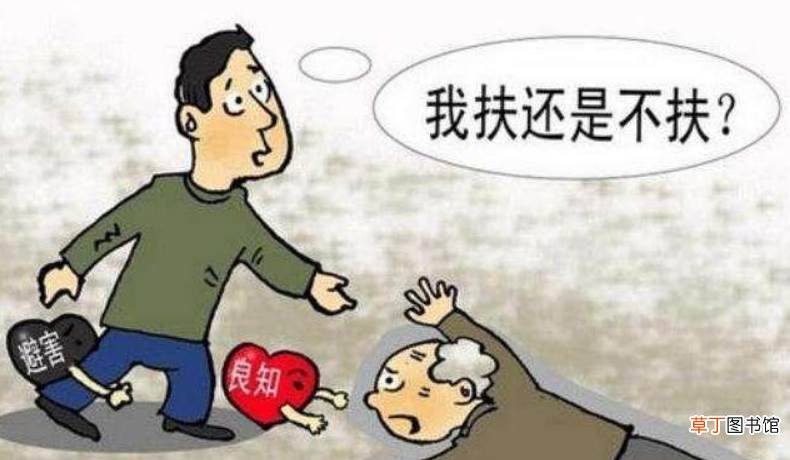 小伙被打连连败退 上海一白发老汉地铁殴打年轻小伙