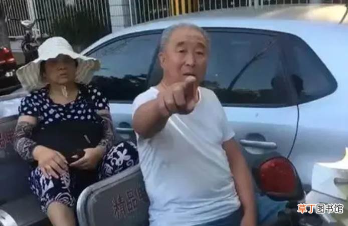 小伙被打连连败退 上海一白发老汉地铁殴打年轻小伙