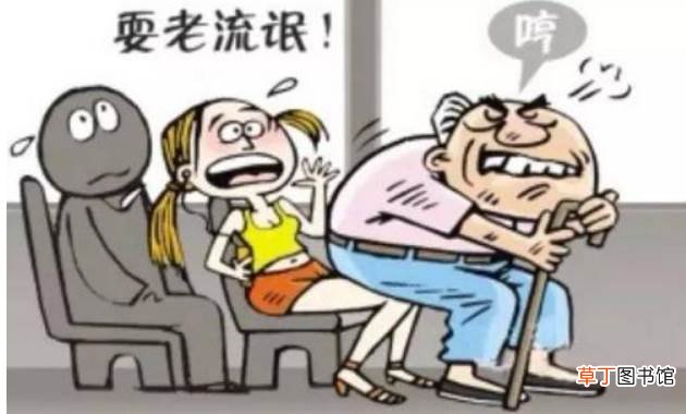 小伙被打连连败退 上海一白发老汉地铁殴打年轻小伙
