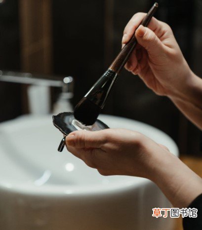 适合油性闭口粉刺的护肤品