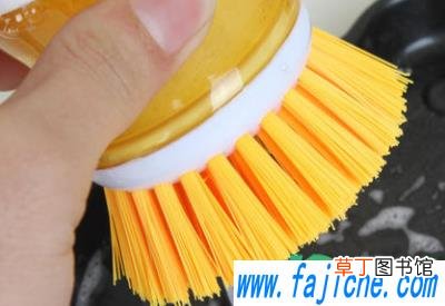 为什么锅怎么洗都很油 锅里的油洗不干净怎么办