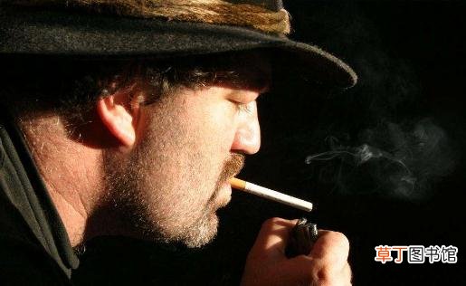 男子一人吸烟害一家三口患肺癌