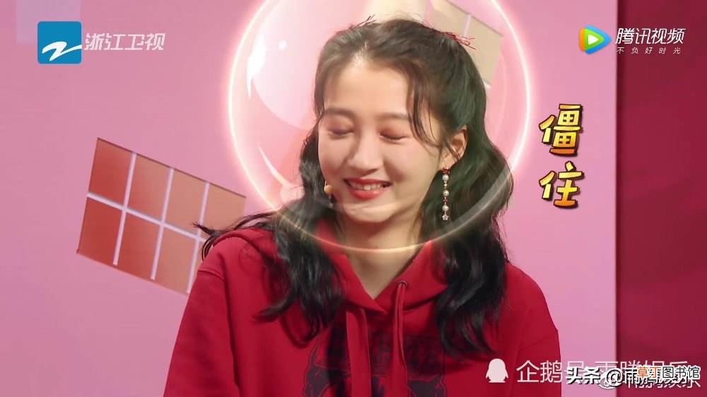 华晨宇和关晓彤亲吻照,王牌对王牌华晨宇飞吻关晓彤