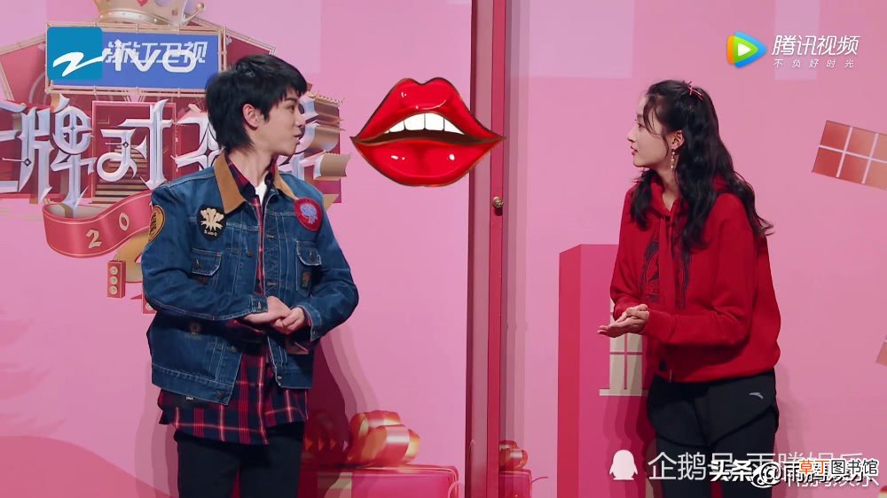 华晨宇和关晓彤亲吻照,王牌对王牌华晨宇飞吻关晓彤