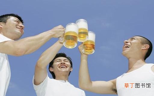 男人喝啤酒时不能吃什么