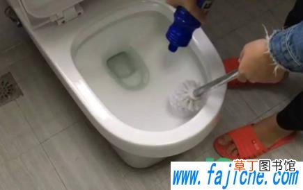 马桶冲水后下面漏水怎么办 马桶一冲水底座就漏水与地面有关系吗