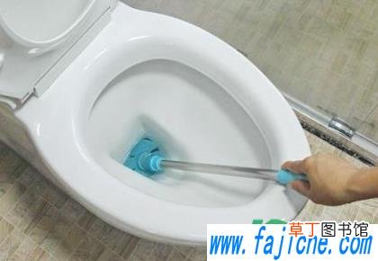 马桶冲水后下面漏水怎么办 马桶一冲水底座就漏水与地面有关系吗