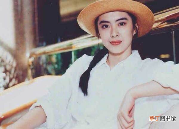 独自一人遛狗肤白温柔似少女 网友温哥华偶遇王祖贤遛狗