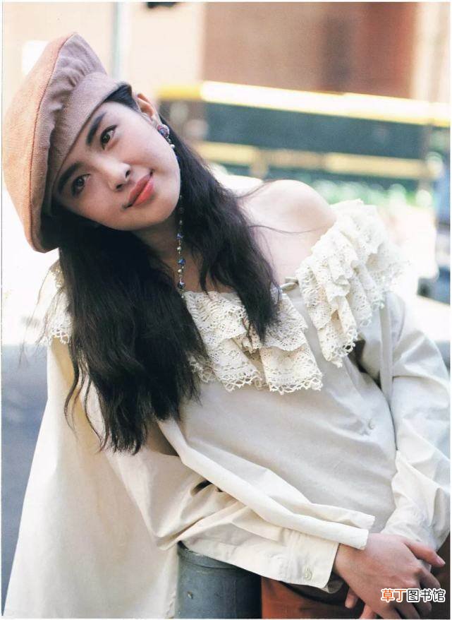 独自一人遛狗肤白温柔似少女 网友温哥华偶遇王祖贤遛狗