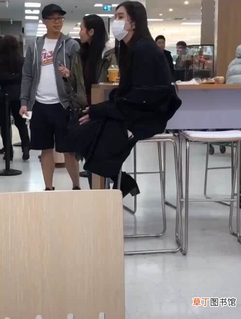 独自一人遛狗肤白温柔似少女 网友温哥华偶遇王祖贤遛狗