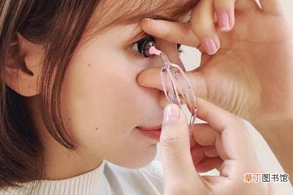 美瞳怎么用吸棒取下来