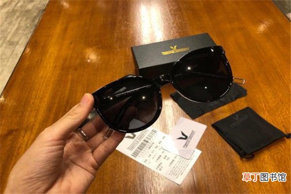 gm墨镜镜片上有膜吗