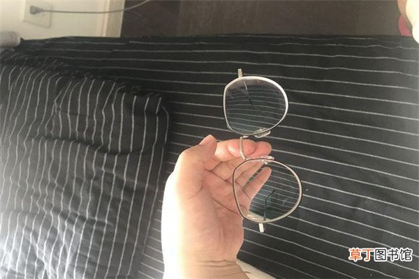 1.74镜片不显眼睛小吗