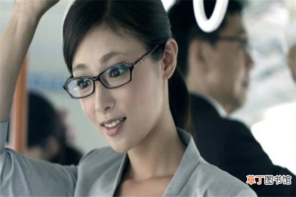 眼镜往下滑应该调哪里