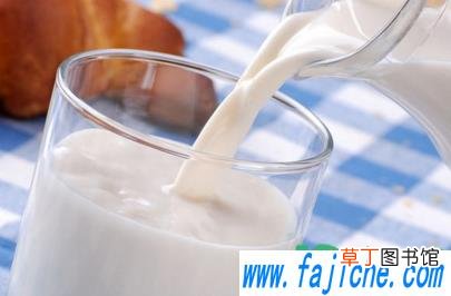牛奶应该装在什么杯子里 可以用保温杯给宝宝喝牛奶吗