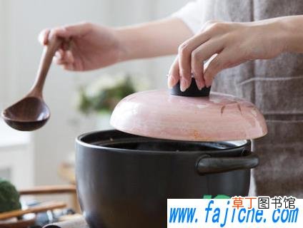 砂锅加热后外面有水珠怎么回事 砂锅底部冒水珠怎么办