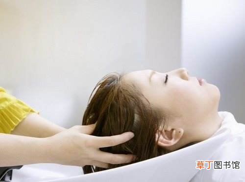 女性为什么会脱发 洗完头不吹干容易变秃顶