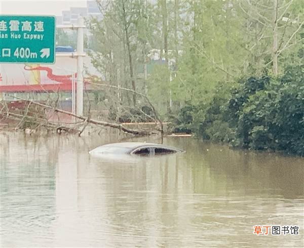 120秒盘点暴雨中民众互助：患难与共画面感动网友