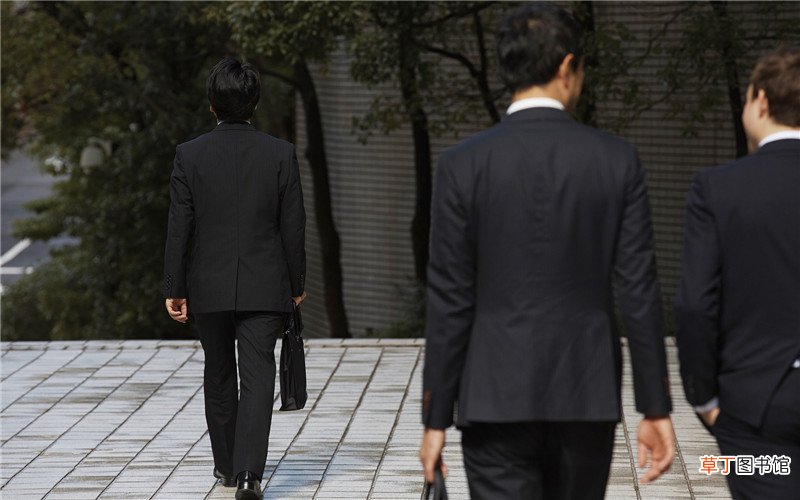 现在社会上有很多人失业,为什么也会有许多人辞职呢？分析一下