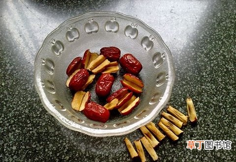 女童误吞枣核差点没命！ 给孩子喂饭要注意什么