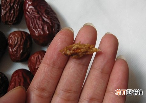 女童误吞枣核差点没命！ 给孩子喂饭要注意什么