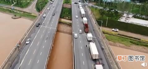 部分公交已恢复 航拍雨后郑州：道路积水正退去