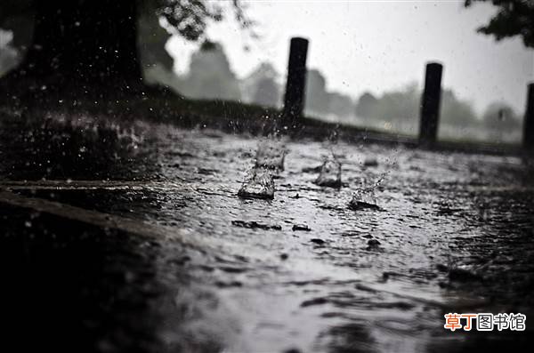 河南新乡暴雨：两小时降雨量已超郑州